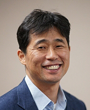 Director of the General Business Board Si Young Roh